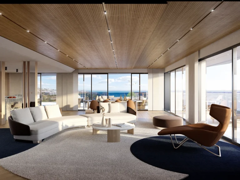 Interior de la Sky Villa con salón luminoso, grandes ventanales y vistas panorámicas al mar