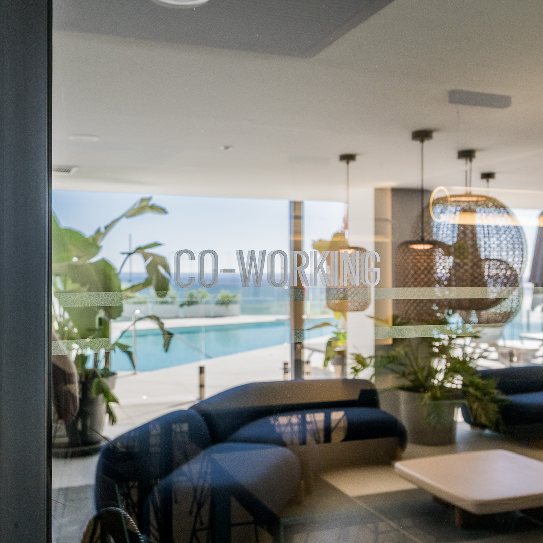 Cristalera con la palabra “Co-working” que identifica el acceso al espacio de coworking.