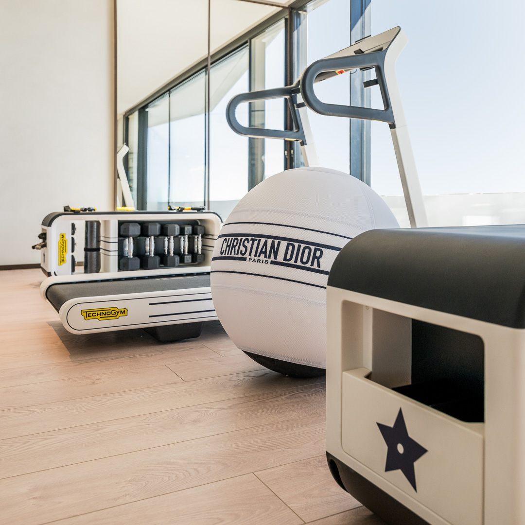 Detalle de equipamiento fitness con cinta de correr, balón y set de mancuernas