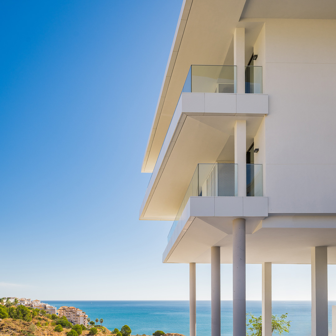 Fachada del residencial Carat con terrazas y vistas al mar Mediterráneo.