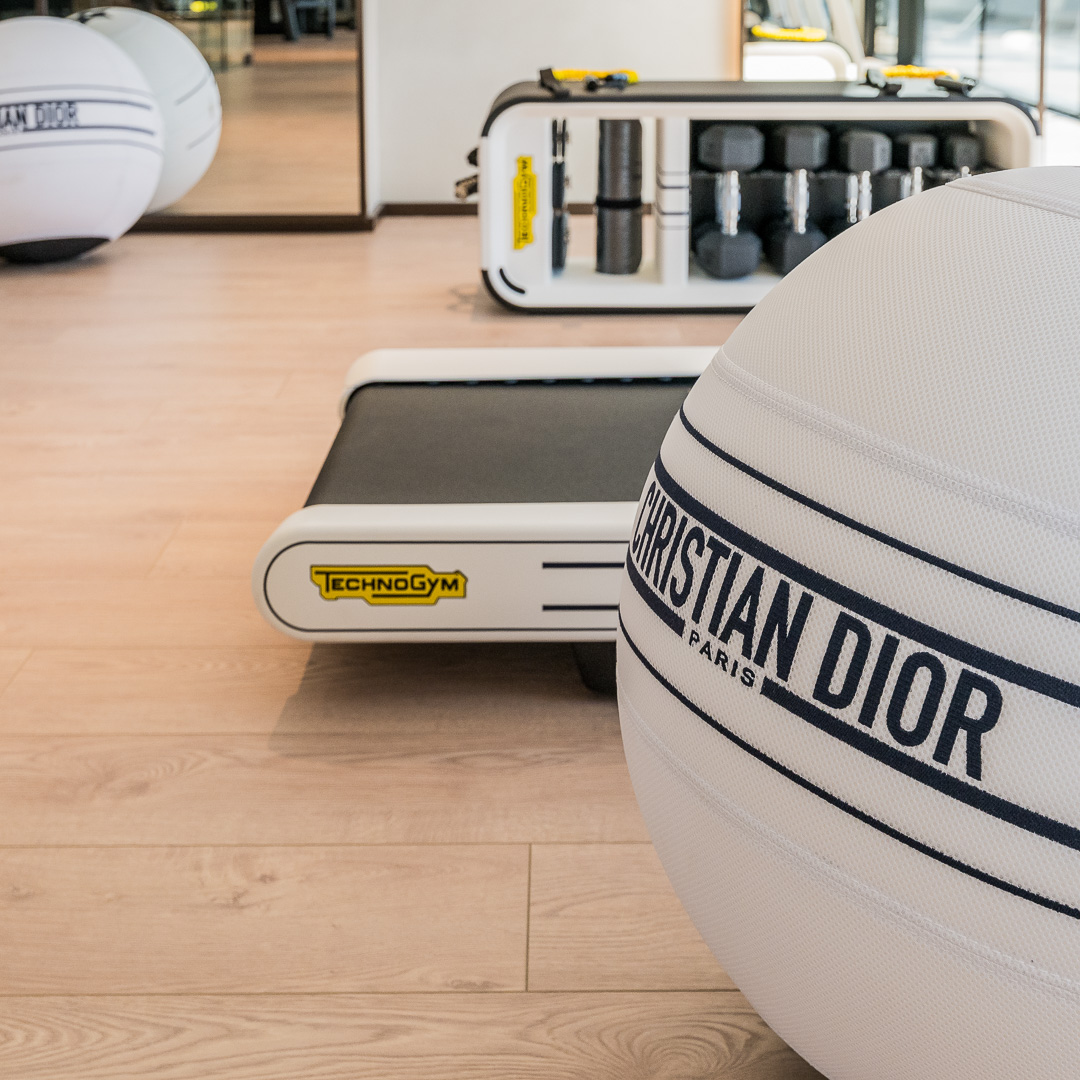 Balón de entrenamiento y cinta de correr en el gimnasio del residencial RH Carat.