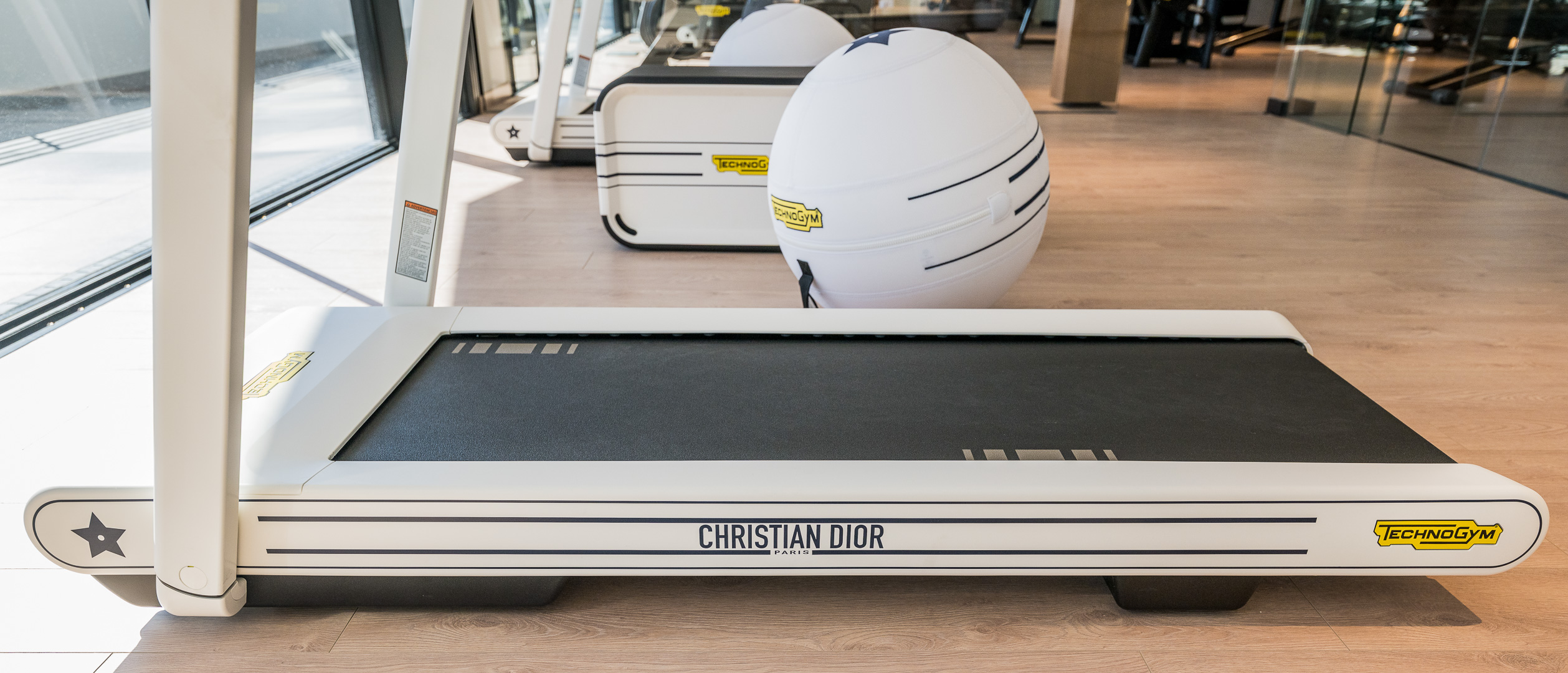 Cinta de correr y equipamiento funcional en el gimnasio del residencial RH Carat.