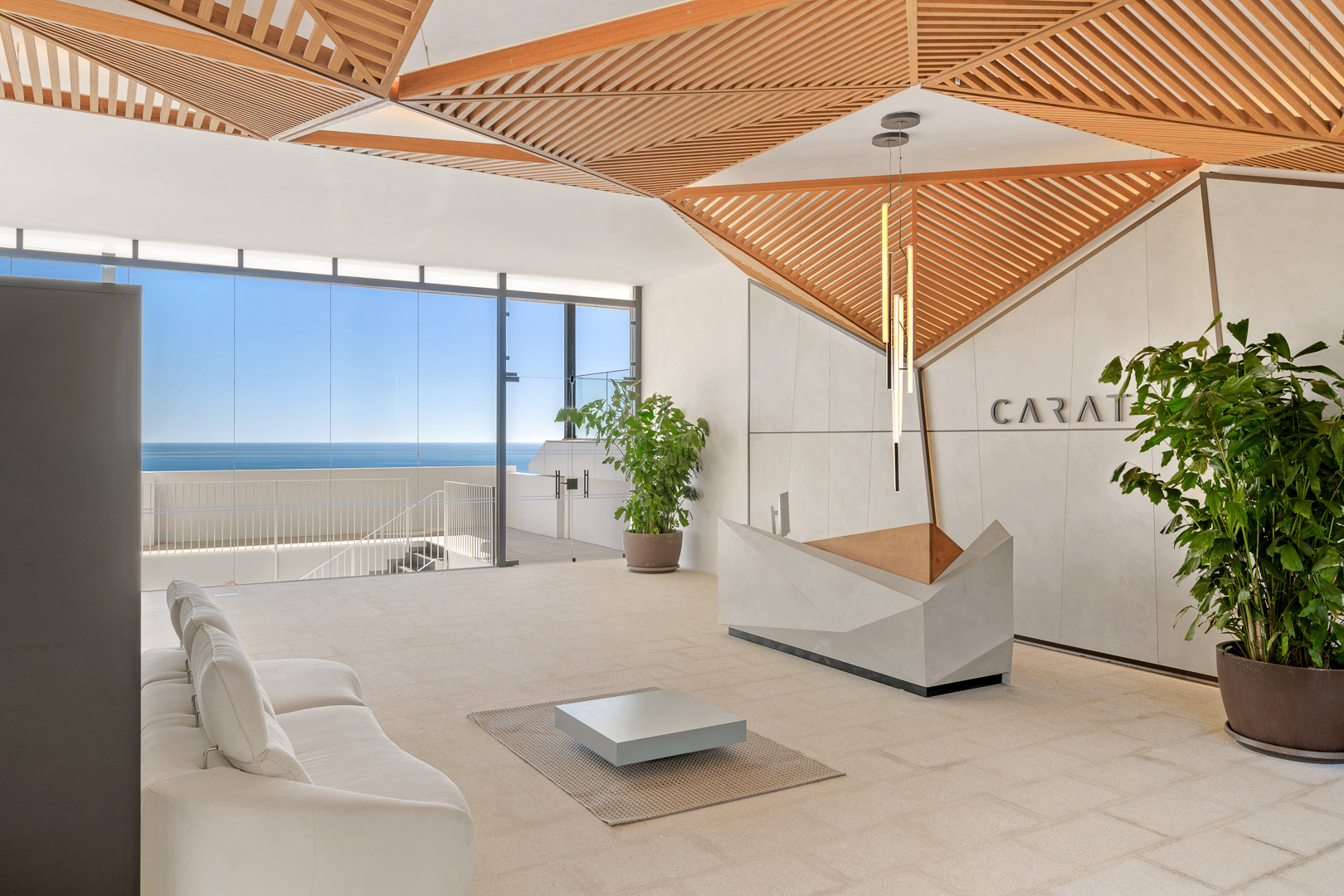 Zona de estar y hall con vistas al mar y con grandes ventanales