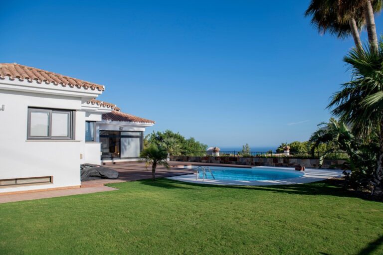 Villa de lujo con piscina privada y jardín con vistas al mar en Málaga.