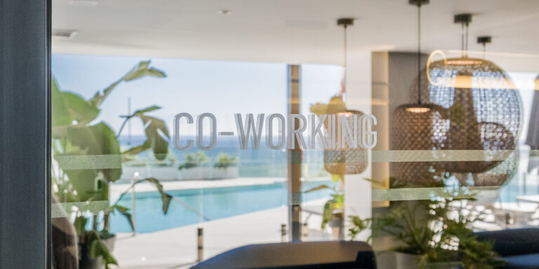 Cristalera con la palabra “Co-working” que identifica el acceso al espacio de coworking.