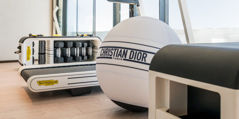 Detalle de equipamiento fitness con cinta de correr, balón y set de mancuernas