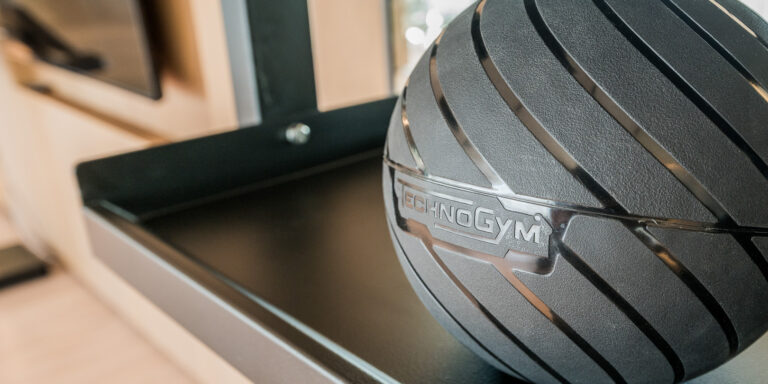 Balón de entrenamiento Technogym en el gimnasio del residencial RH Carat.