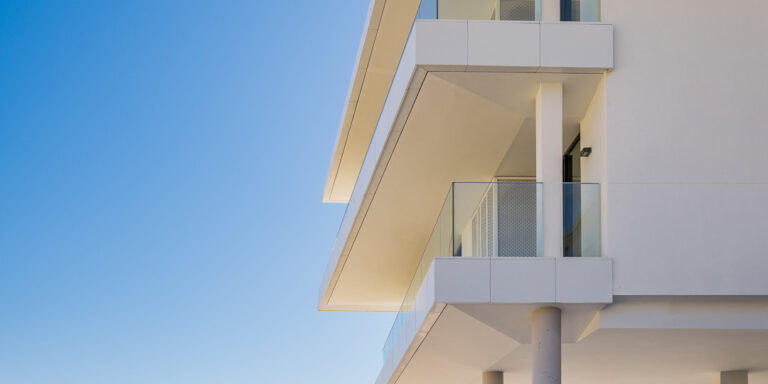 Fachada del residencial Carat con terrazas y vistas al mar Mediterráneo.