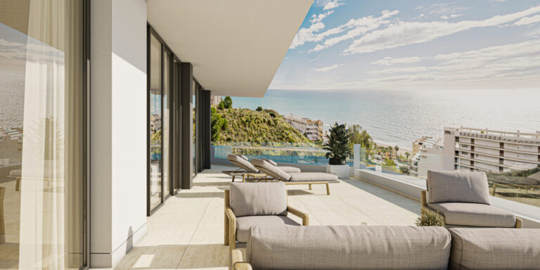 Terraza de ático de lujo con zona louge y vistas panorámicas al mar Mediterráneo