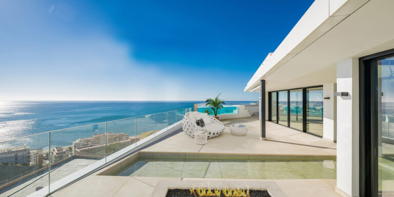 Terraza con piscina privada, zona de relax y vistas panorámicas al mar Mediterráneo.